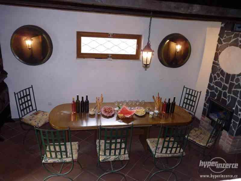 Vinný sklípek s ubytováním na jižní Moravě - foto 1
