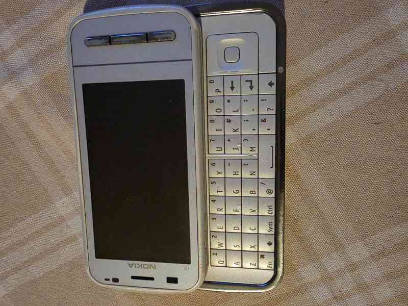 Mobilní telefon Nokia C6-00 - foto 2