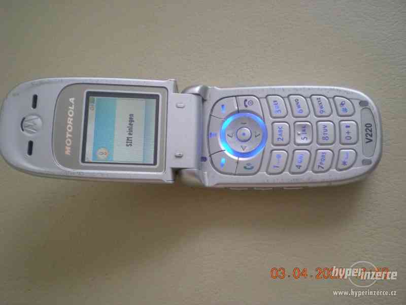 Motorola V220 - véčkové mobilní telefony - foto 6