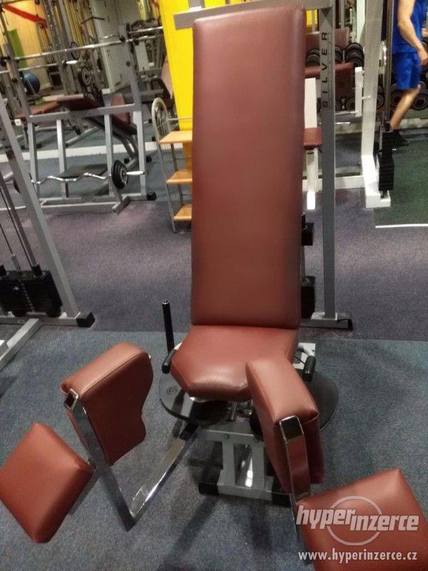 Posilovací stroj Technogym - Adduktor (stahování nohy) - foto 1