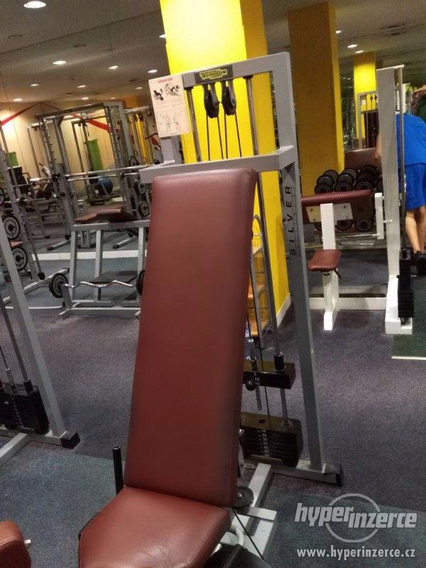 Posilovací stroj Technogym - Adduktor (stahování nohy) - foto 2