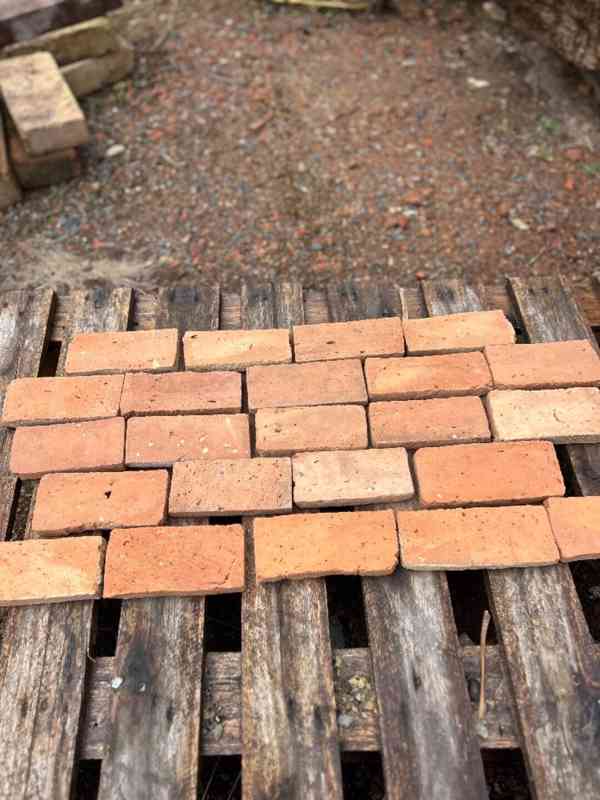 Nařezaný cihlový obklad , cihlové pásky - foto 1