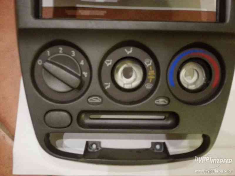 plastový středový panel s ovladači Hyundai Accent - foto 2