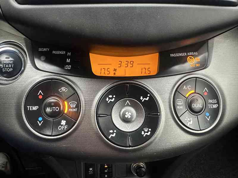 Toyota Rav4 2.2 D-4D ABD/1MAJ/NAVI/Výhřev - foto 27