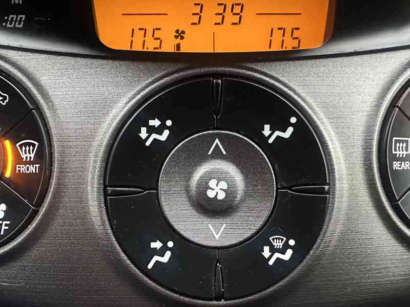 Toyota Rav4 2.2 D-4D ABD/1MAJ/NAVI/Výhřev - foto 29