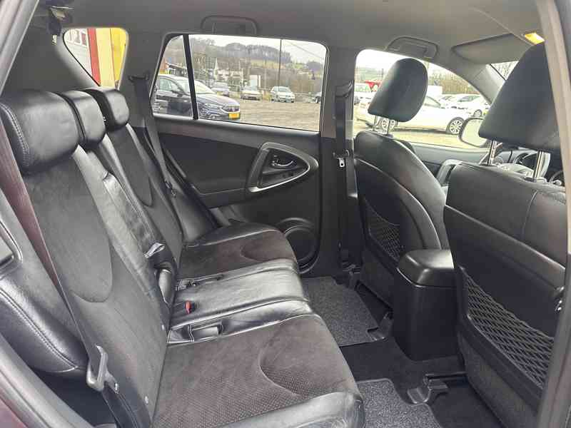 Toyota Rav4 2.2 D-4D ABD/1MAJ/NAVI/Výhřev - foto 17