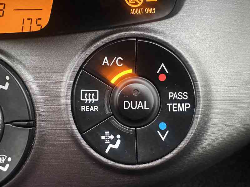 Toyota Rav4 2.2 D-4D ABD/1MAJ/NAVI/Výhřev - foto 30