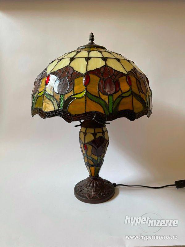 Tiffany - velká stolní lampa s osvětlenou nohou - foto 2