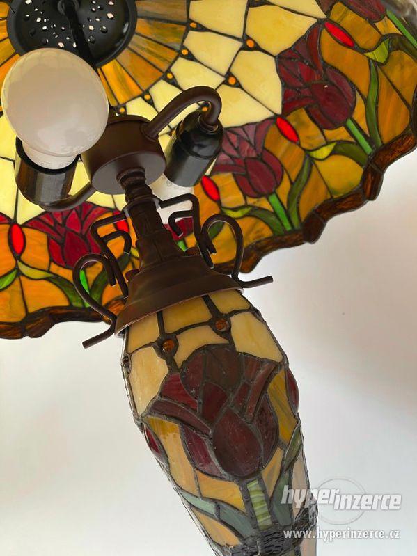 Tiffany - velká stolní lampa s osvětlenou nohou - foto 3