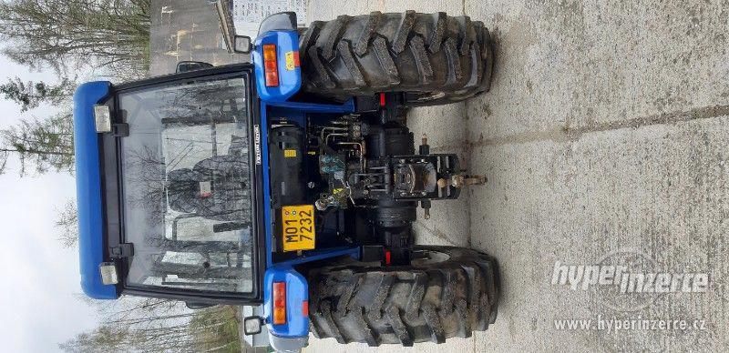 Traktor s nakladačem - foto 2