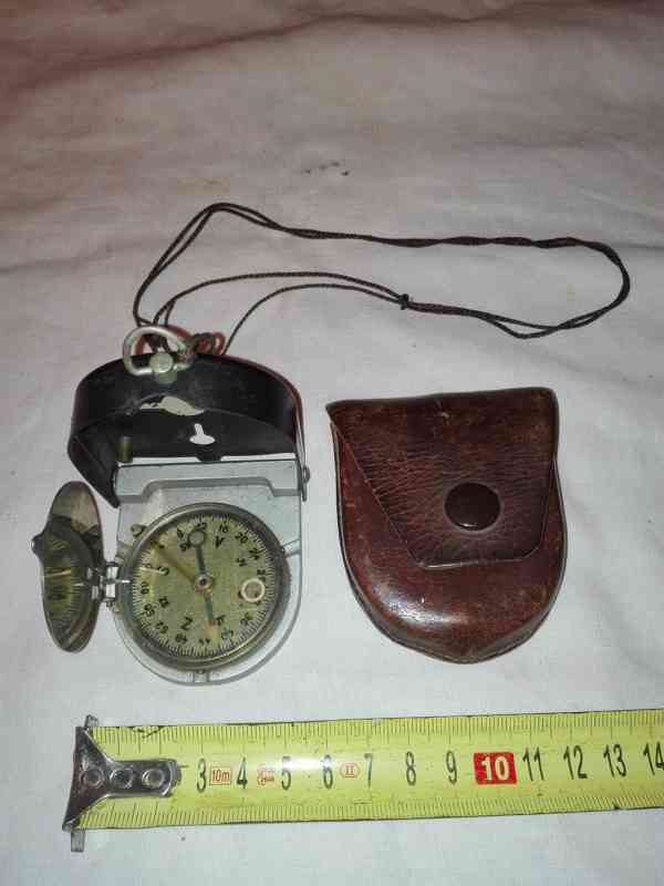 Kompas s metrem, šipkou a koženým pouzdrem zn. SP - foto 1