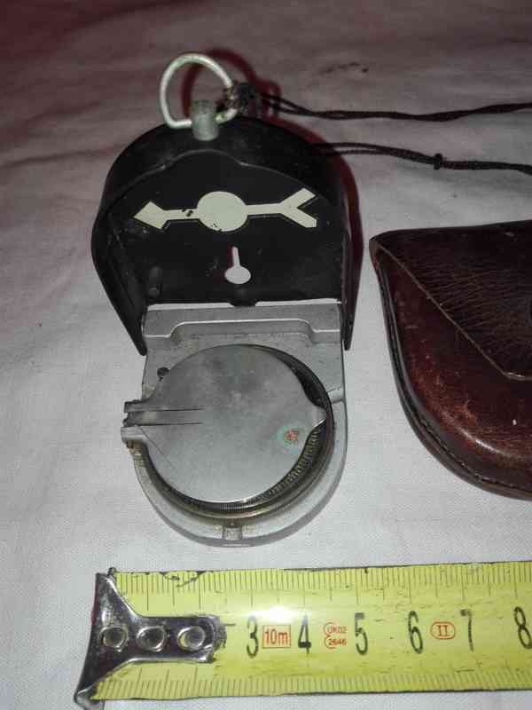 Kompas s metrem, šipkou a koženým pouzdrem zn. SP - foto 5