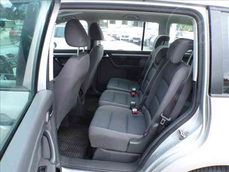 Volkswagen Touran 1,6 TDI 7.MÍST,TAŽ.ZAŘ. - foto 9