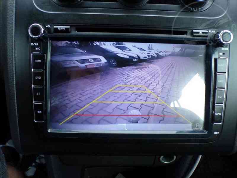 Volkswagen Touran 1,6 TDI 7.MÍST,TAŽ.ZAŘ. - foto 16