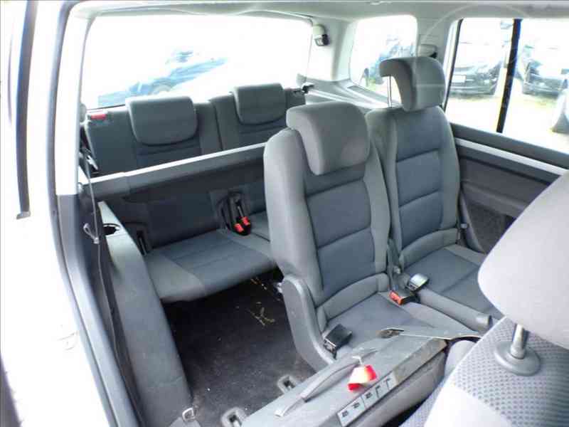 Volkswagen Touran 1,6 TDI 7.MÍST,TAŽ.ZAŘ. - foto 12