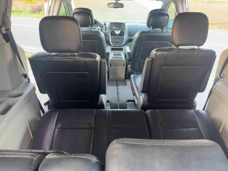 Chrysler Town Country 3,6 DVD StownGo kůže 2013 - foto 9