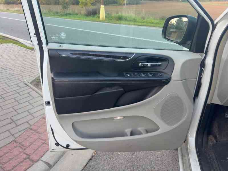 Chrysler Town Country 3,6 DVD StownGo kůže 2013 - foto 16