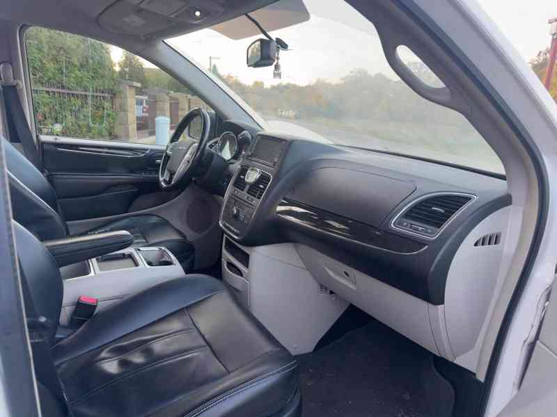 Chrysler Town Country 3,6 DVD StownGo kůže 2013 - foto 13