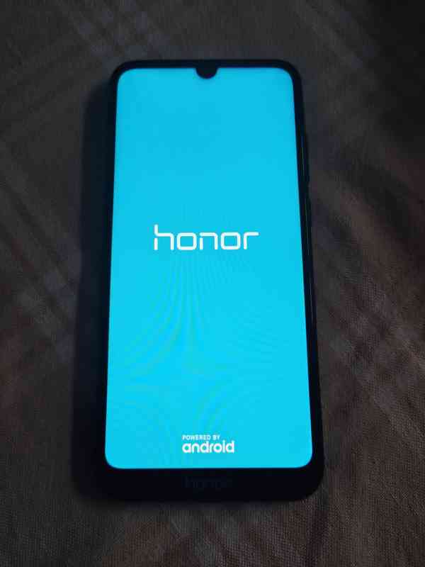 Mobilní dotykový telefon Honor 8A - foto 2