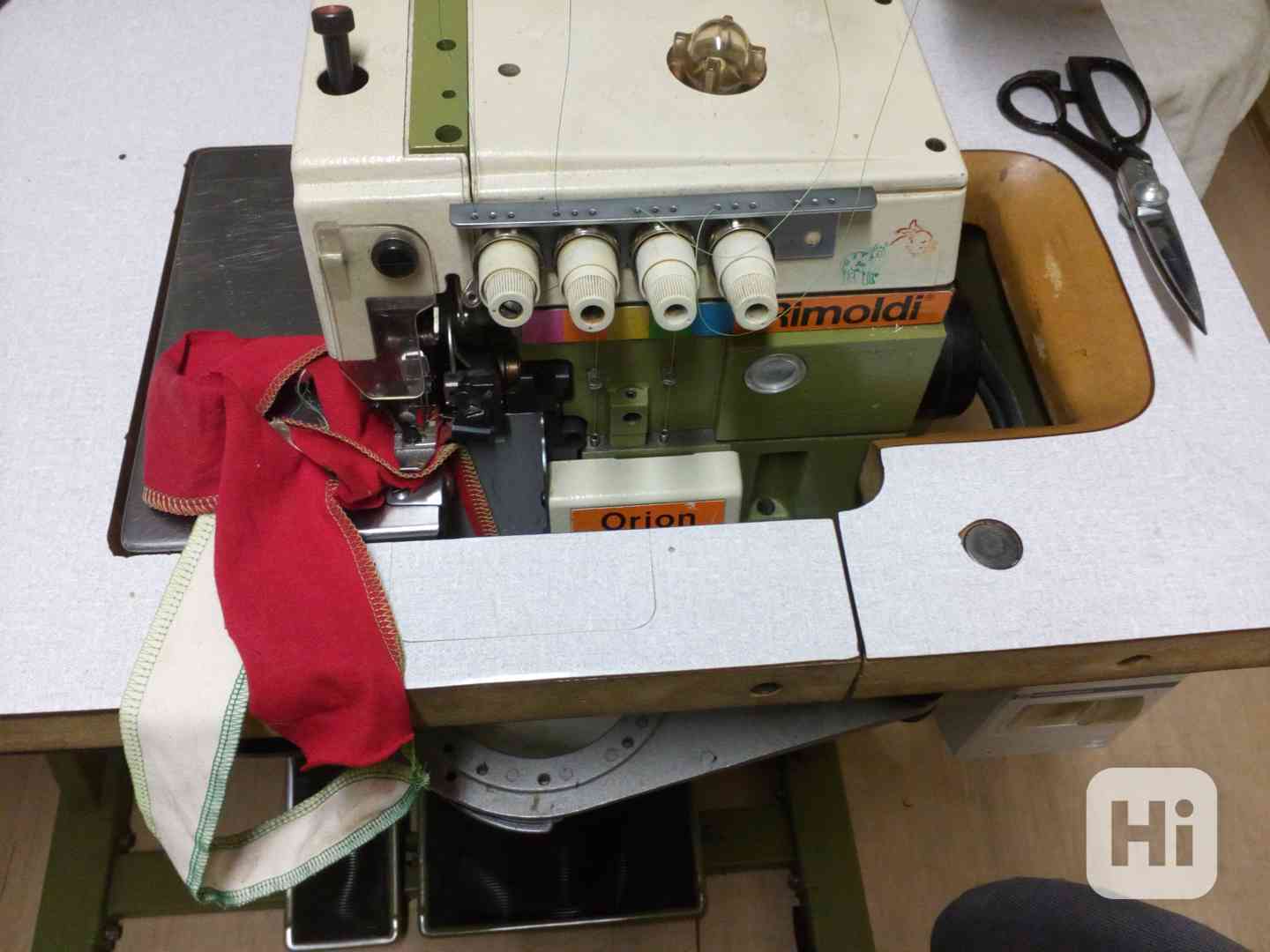 Šicí stroj overlock ctyřnitku ,velmi dobrý stav. - foto 1