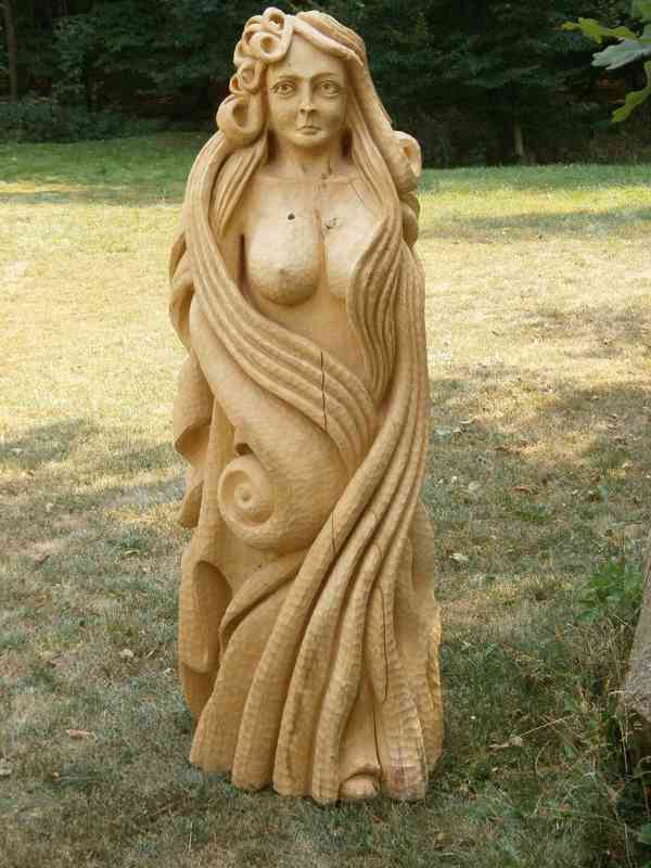 Dřevěná socha abstraktní ženy - foto 2