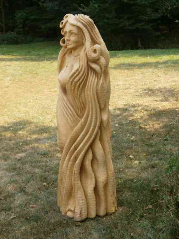 Dřevěná socha abstraktní ženy - foto 3