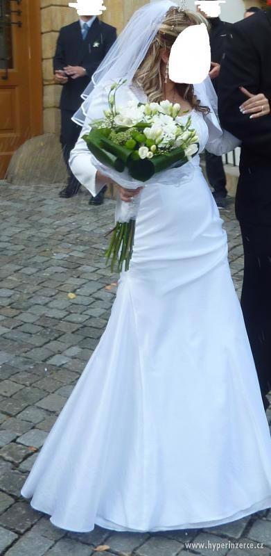 Jednoduché krásné svatební šaty + doplňky - foto 1