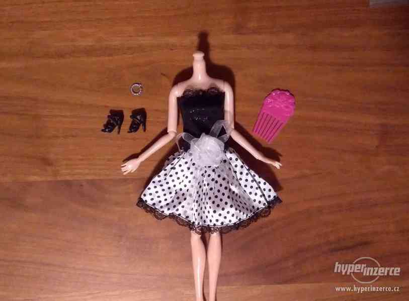 NOVÉ! Set pro panenku Barbie, šaty + boty + hřeben + ramínko - foto 1