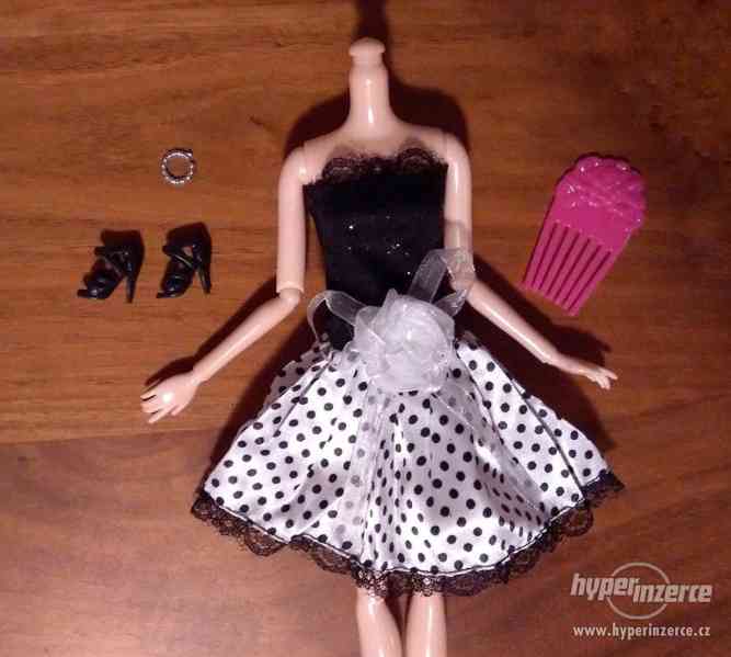 NOVÉ! Set pro panenku Barbie, šaty + boty + hřeben + ramínko - foto 2