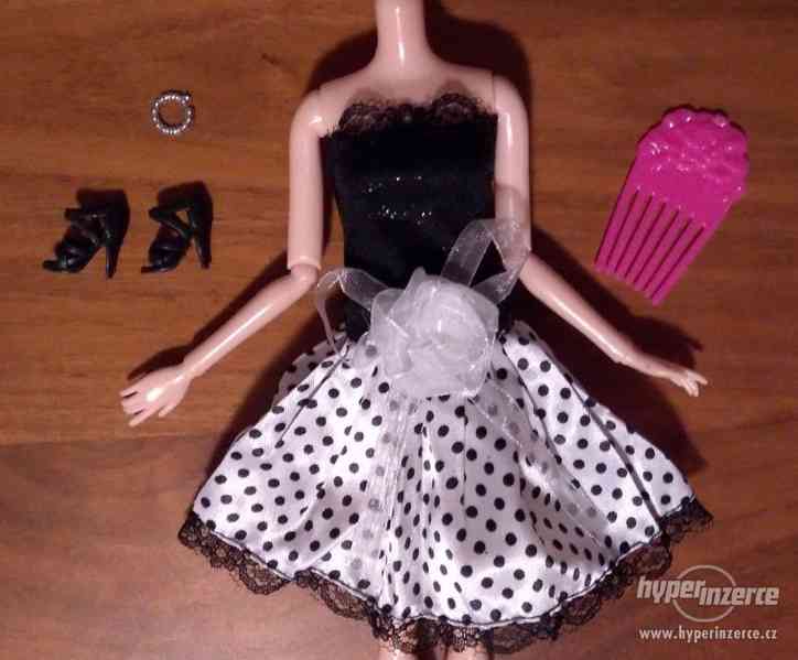NOVÉ! Set pro panenku Barbie, šaty + boty + hřeben + ramínko - foto 4