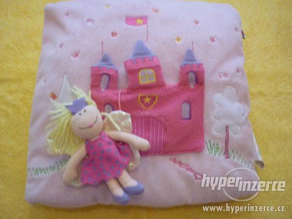Prodám dětský plyšový polštář Zámek s vyndavací princeznou - foto 3