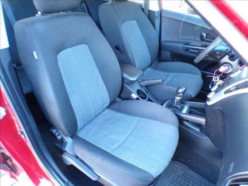 Kia Cee´d 1,4 16V-77KW - foto 13