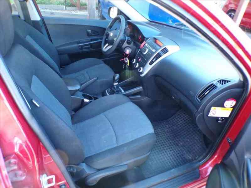 Kia Cee´d 1,4 16V-77KW - foto 12