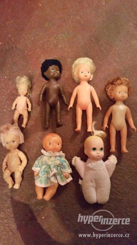 Sedm starých panenek,troll a porcelánová panenka - foto 1
