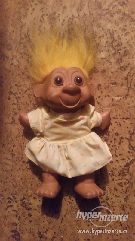 Sedm starých panenek,troll a porcelánová panenka - foto 2