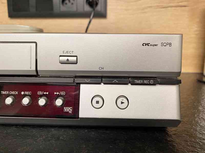 Videorekordér VHS PANASONIC NV-HV50 - foto 4