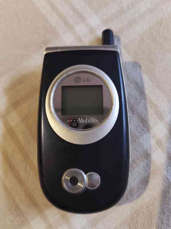 Mobilní tlačítkový telefon (véčko) LG C2200 - foto 2