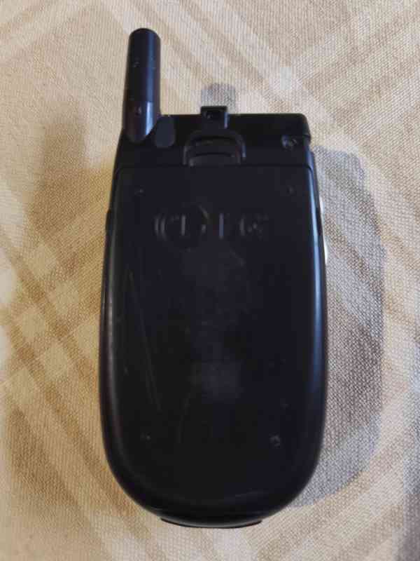 Mobilní tlačítkový telefon (véčko) LG C2200 - foto 5