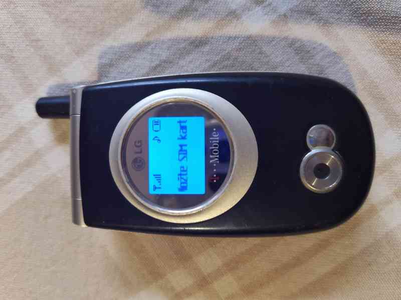 Mobilní tlačítkový telefon (véčko) LG C2200 - foto 3