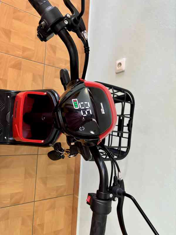 Nový elektrický skútr – bez řidičáku, připravený k jízdě - foto 8