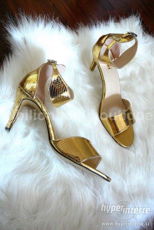 Zlaté sandálky na podpatku - foto 1