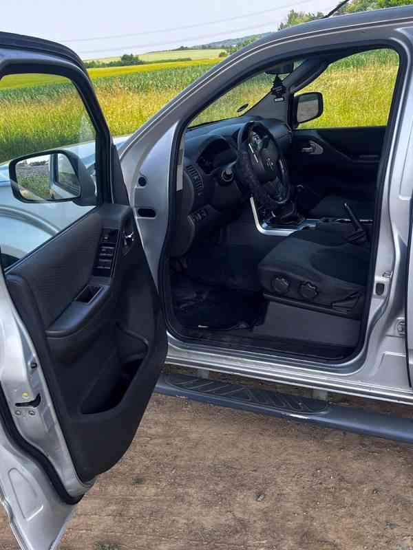 Nissan Navara 2,5DCi King Cab XE 140kw - foto 5