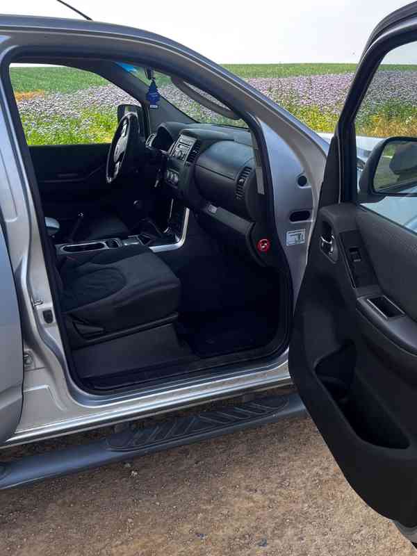 Nissan Navara 2,5DCi King Cab XE 140kw - foto 7