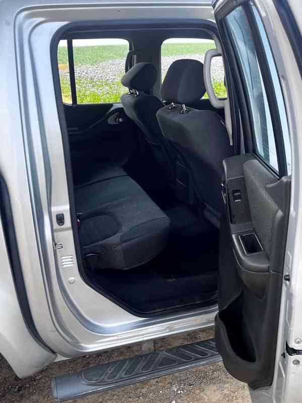 Nissan Navara 2,5DCi King Cab XE 140kw - foto 11