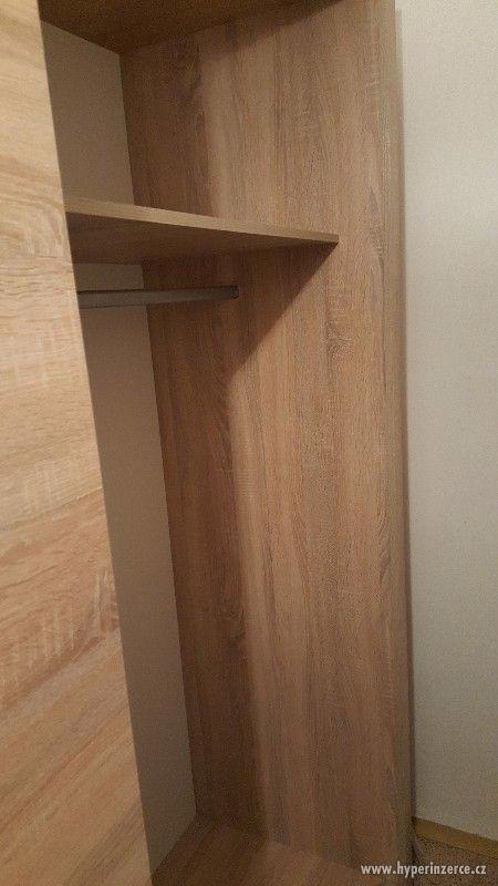 Prostorná šatní skříň s posuvnými dveřmi - foto 3