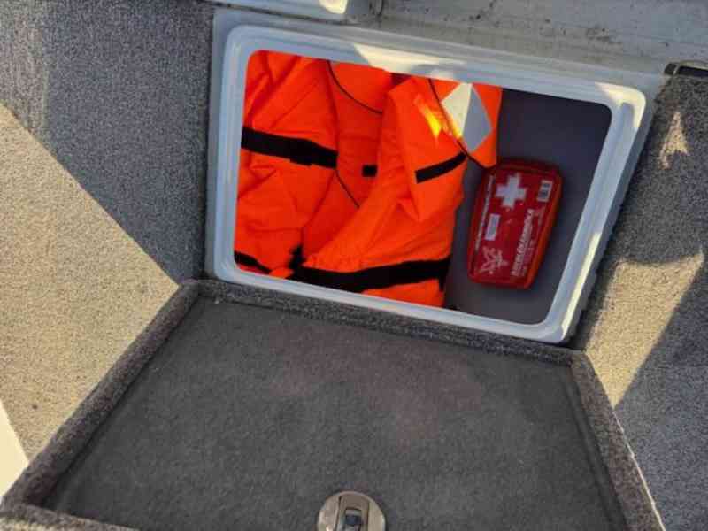 Použitá rybářská loď RiverFox 470 + motor + vlek - foto 12