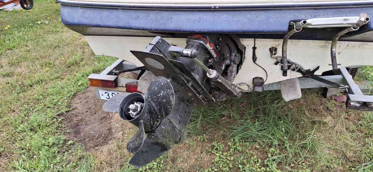 Malé plavidlo Bayliner Capri 205 2LS s přívěsem Escort  - foto 6