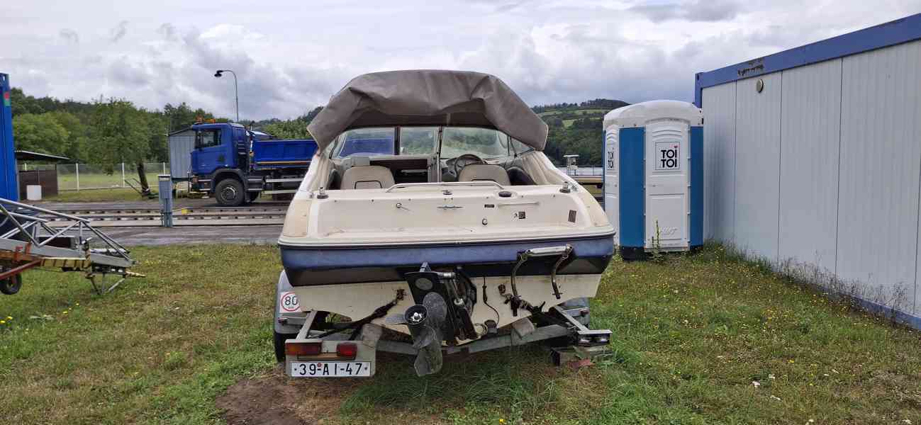 Malé plavidlo Bayliner Capri 205 2LS s přívěsem Escort  - foto 4