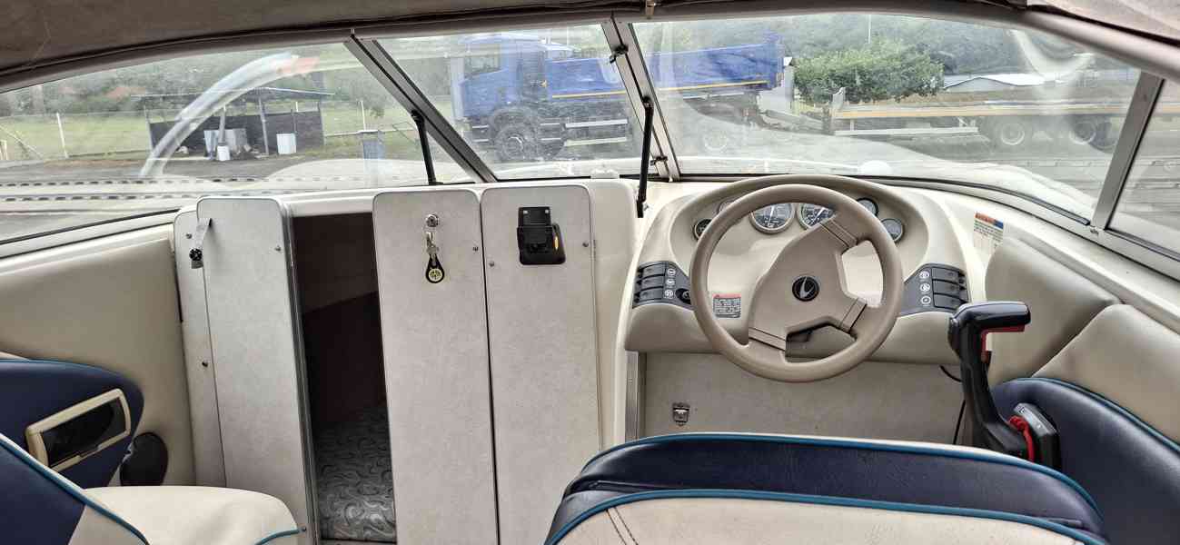 Malé plavidlo Bayliner Capri 205 2LS s přívěsem Escort  - foto 8