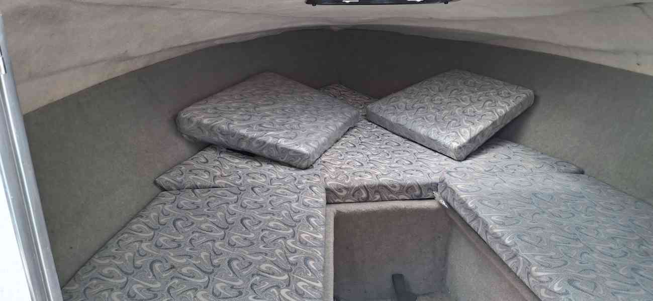 Malé plavidlo Bayliner Capri 205 2LS s přívěsem Escort  - foto 10